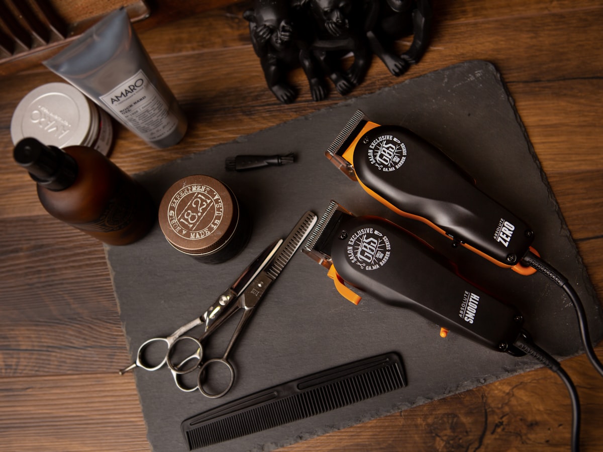 Barbero aplicando aceite de barba en barberia profesional