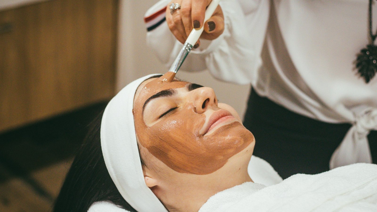 Tratamiento facial post-verano: que pedir en el salon para recuperar la piel del sol