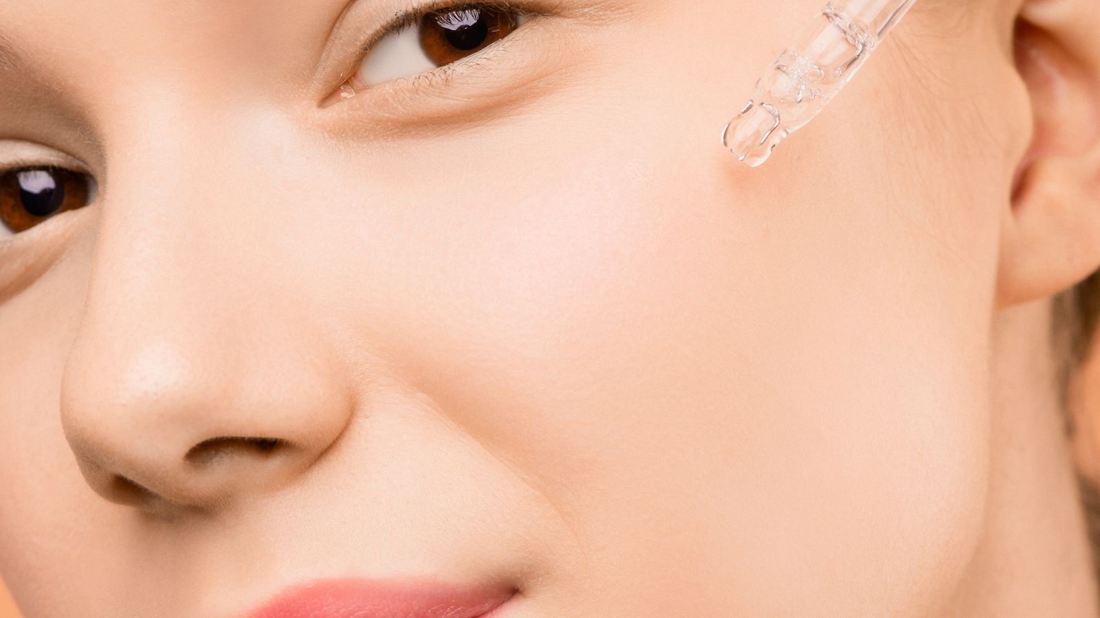 Mujer con piel luminosa e hidratada tras tratamiento facial post-verano en salón de belleza